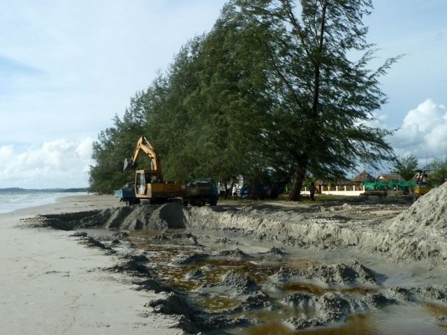 Dann fahren Bagger auf und klauen den Sand vom Strand.